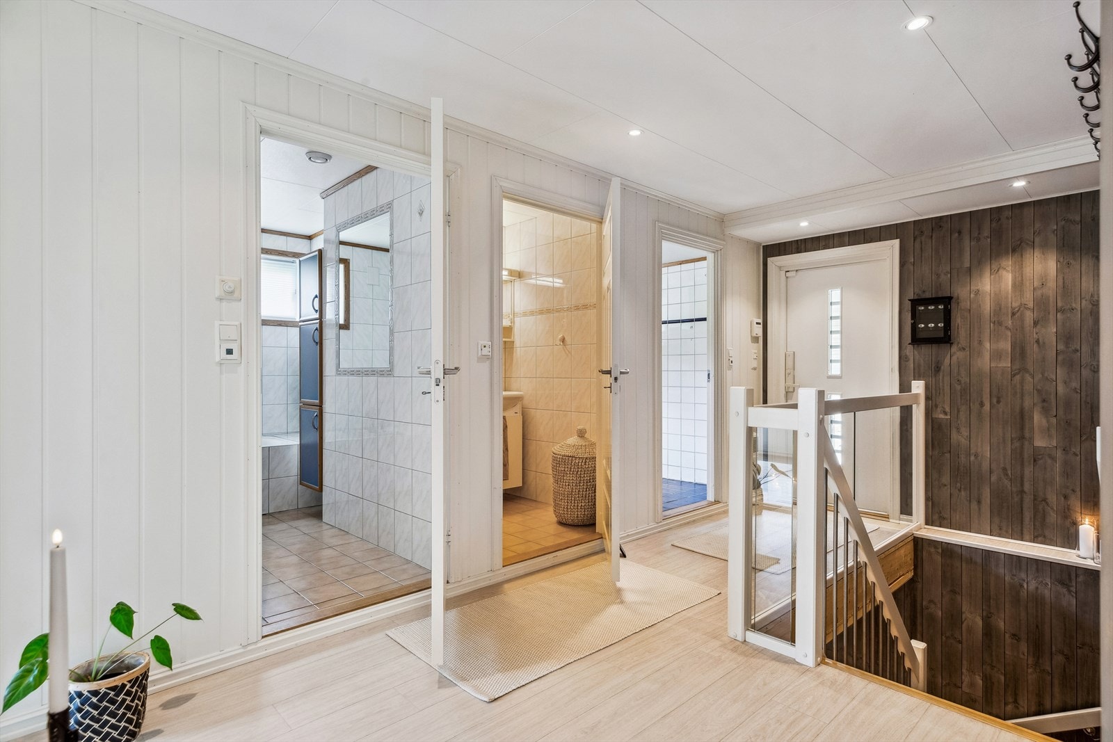 Bad, wc-rom og vaskerom ligger på rekke og rad i hendig tilknytning til entreen. Galleribilde