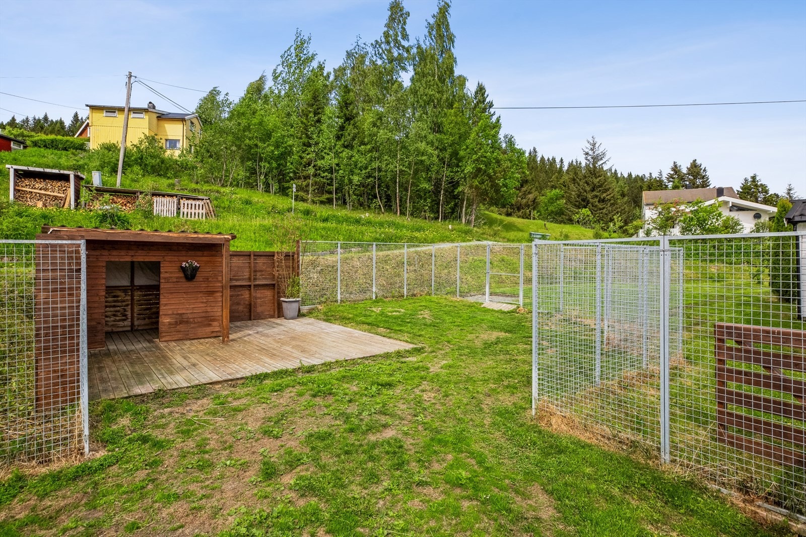 Fra den sydvestvendte terrassen er det adkomst til en romslig og fin hundegård. Galleribilde