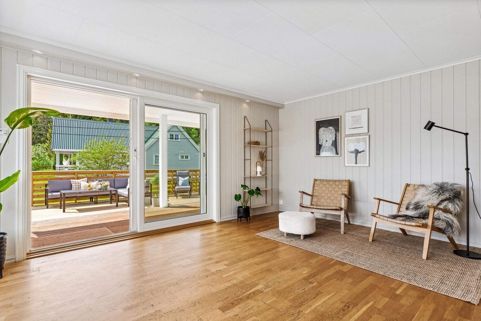 Dagslyset strømmer inn via store vinduer i tre himmelretninger. Galleribilde