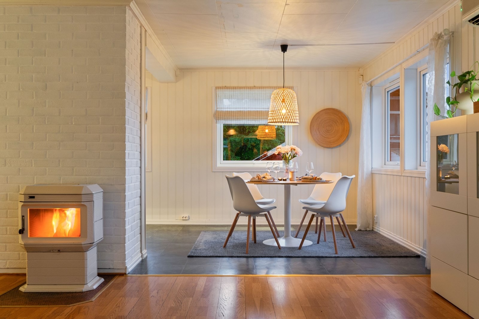 Stuen har både peisovn og luft-til-luft varmepumpe. Galleribilde