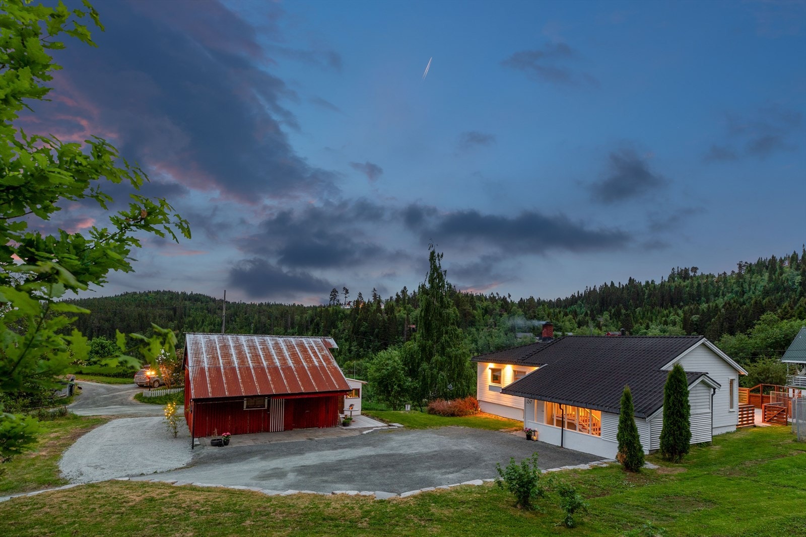 Beliggenheten er naturskjønn og barnevennlig med nærhet til flotte turområder, samt kort vei til skoler, barnehager og butikker. Galleribilde