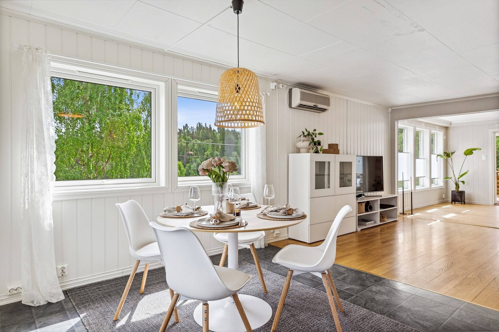 I nærheten av kjøkkenet er det god plass til et spisebord for hele familien. Galleribilde