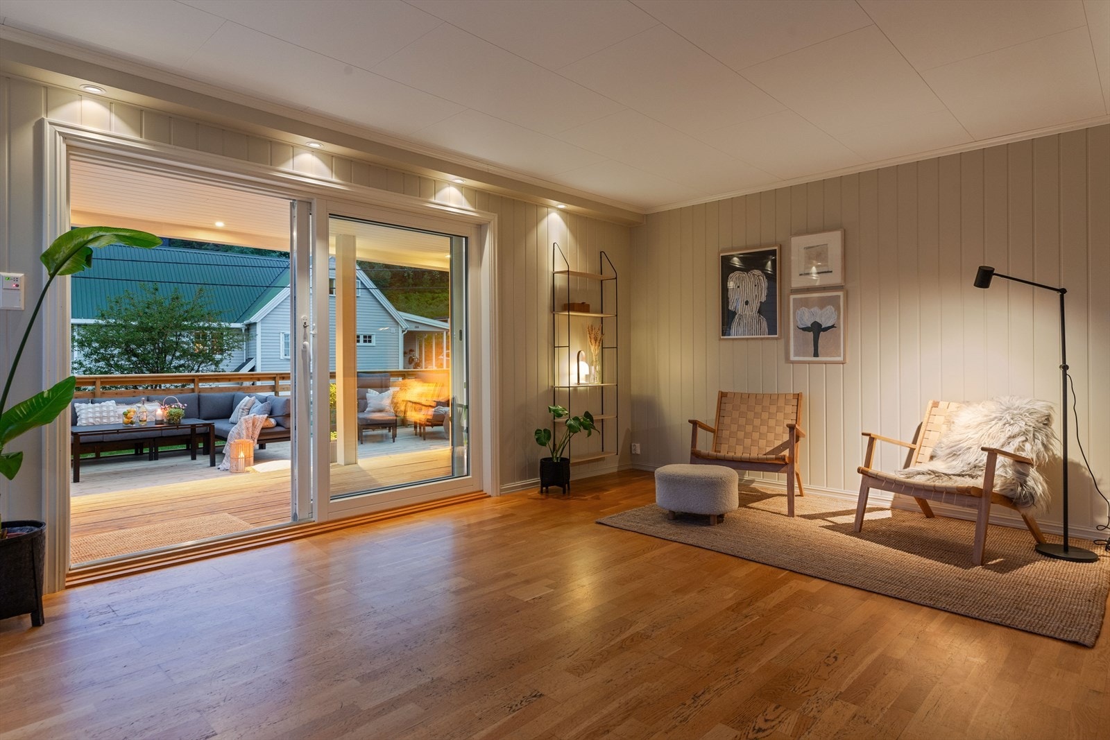 Fra stuen er det utgang til den store, solrike terrassen. Galleribilde