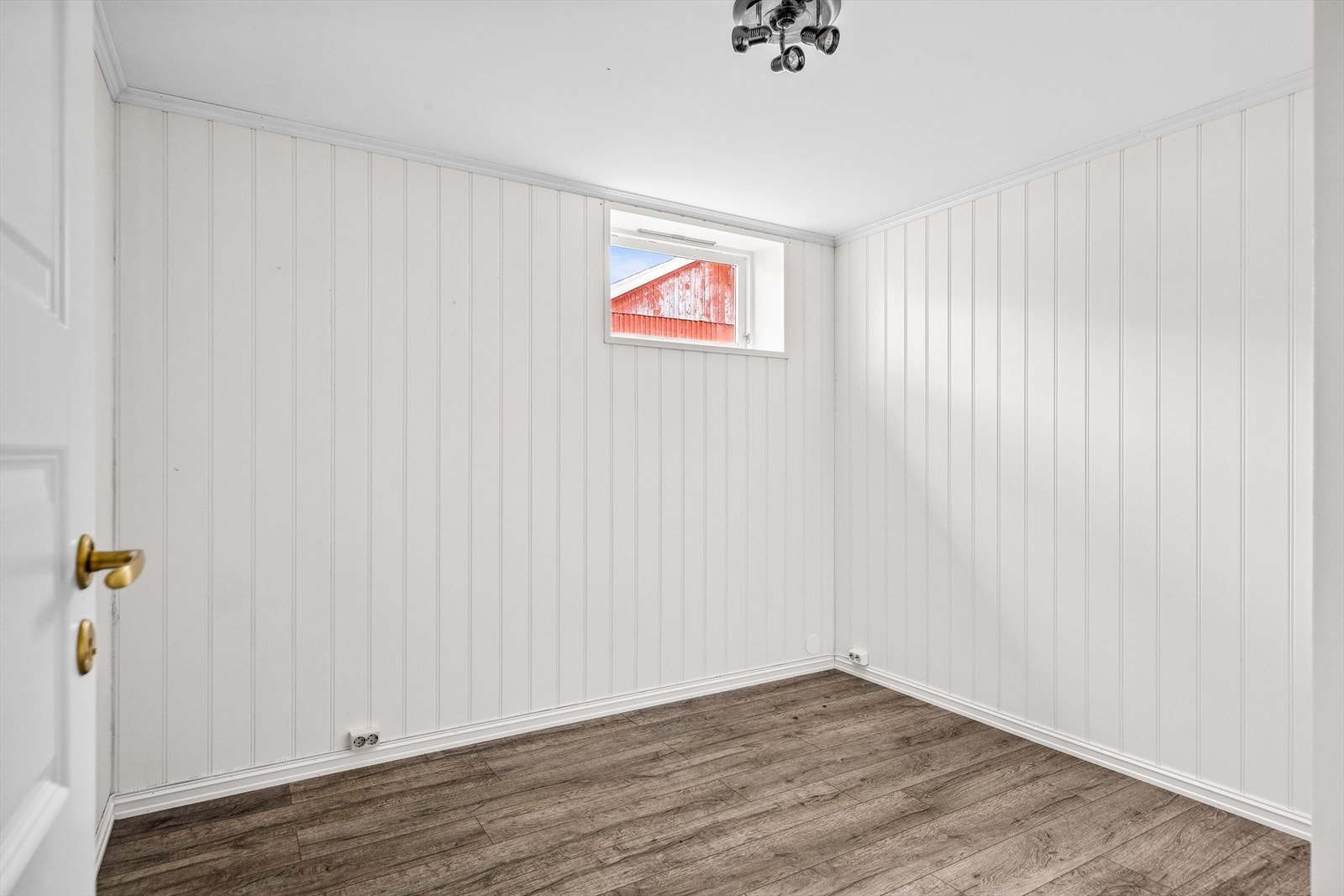 Begge soverommene i utleiedelen har hvitmalt panel på veggene og tidsmessig laminat på gulvet. Galleribilde