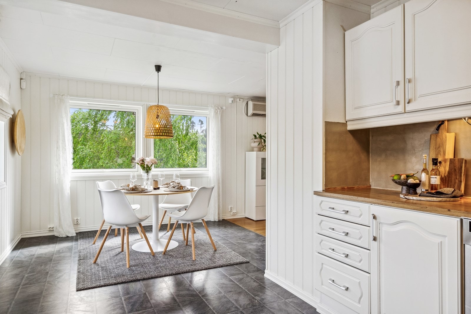 Nærheten mellom kjøkkenet og spiseplassen gjør matlagingen sosial og serveringen enkel. Galleribilde