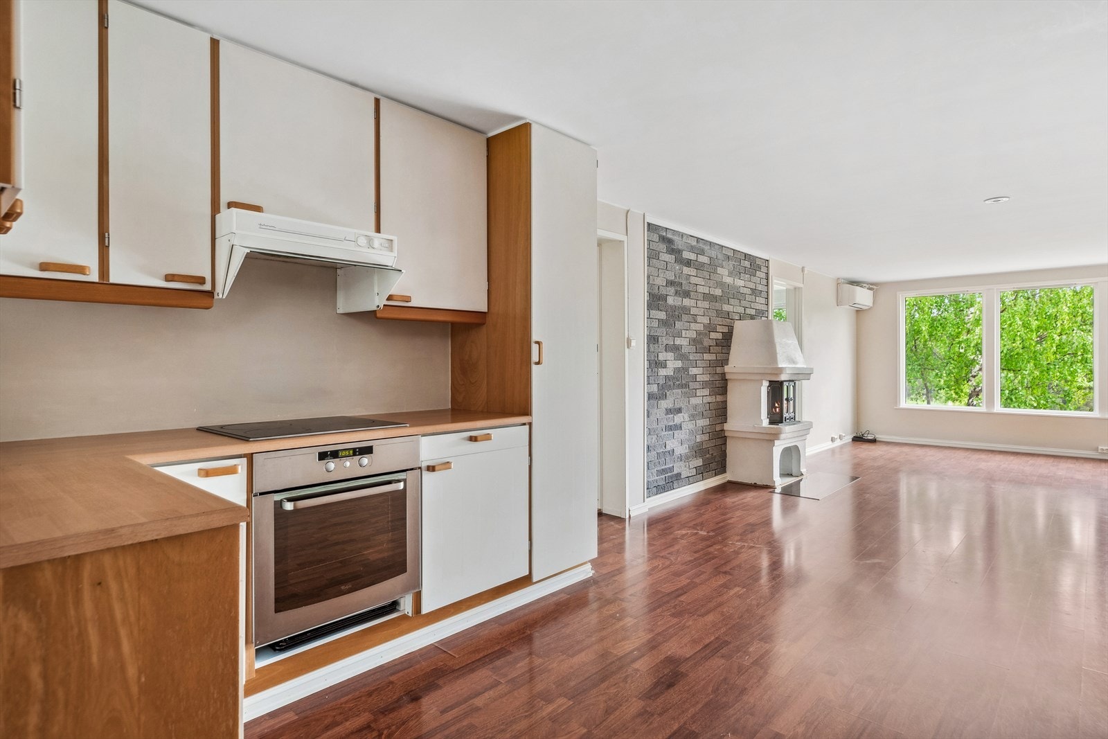 I utleiedelen i sokkeletasjen er det et romslig allrom som utgjør stue og kjøkken. Galleribilde