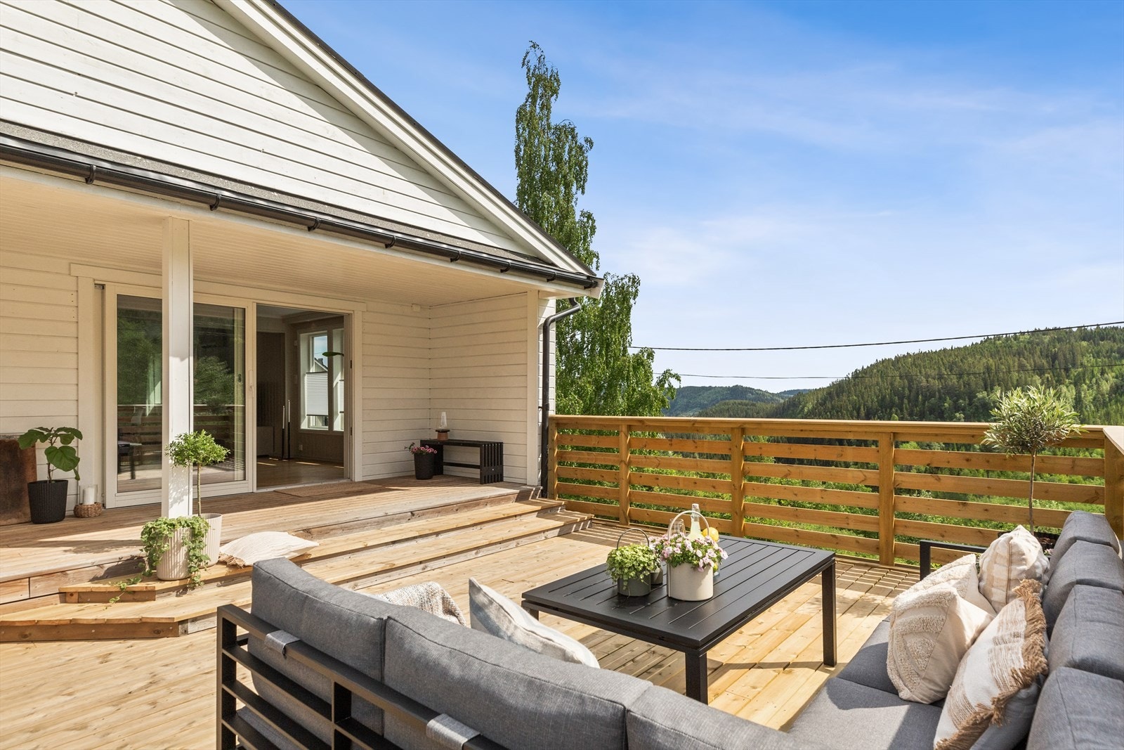 Overbygget ved terrassedøren sørger for brukstid selv i litt ruskevær. Galleribilde