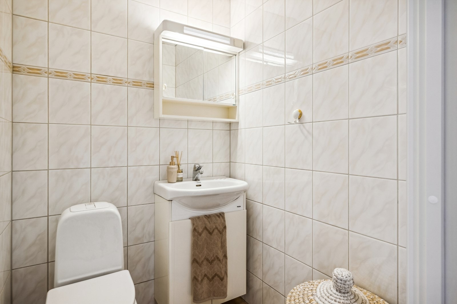 Vegg-i-vegg med badet er et et helfliset wc-rom på ca. 2 kvm. Galleribilde