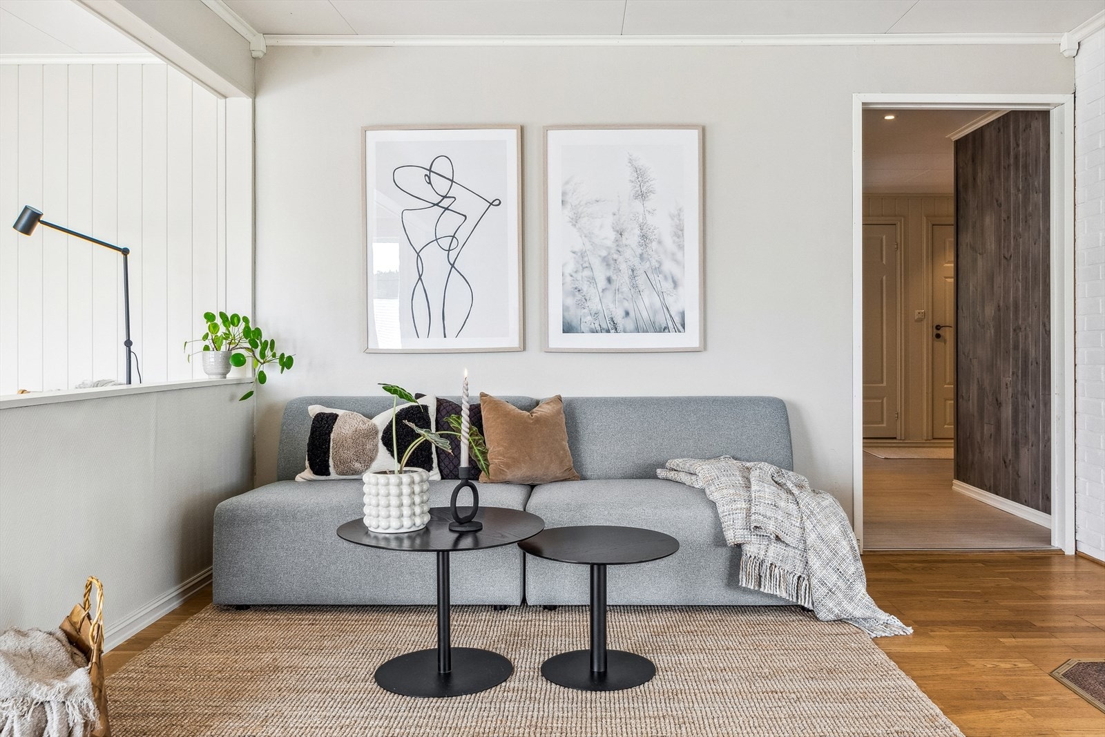 Stuen kan møbleres i fine, definerte soner. Galleribilde