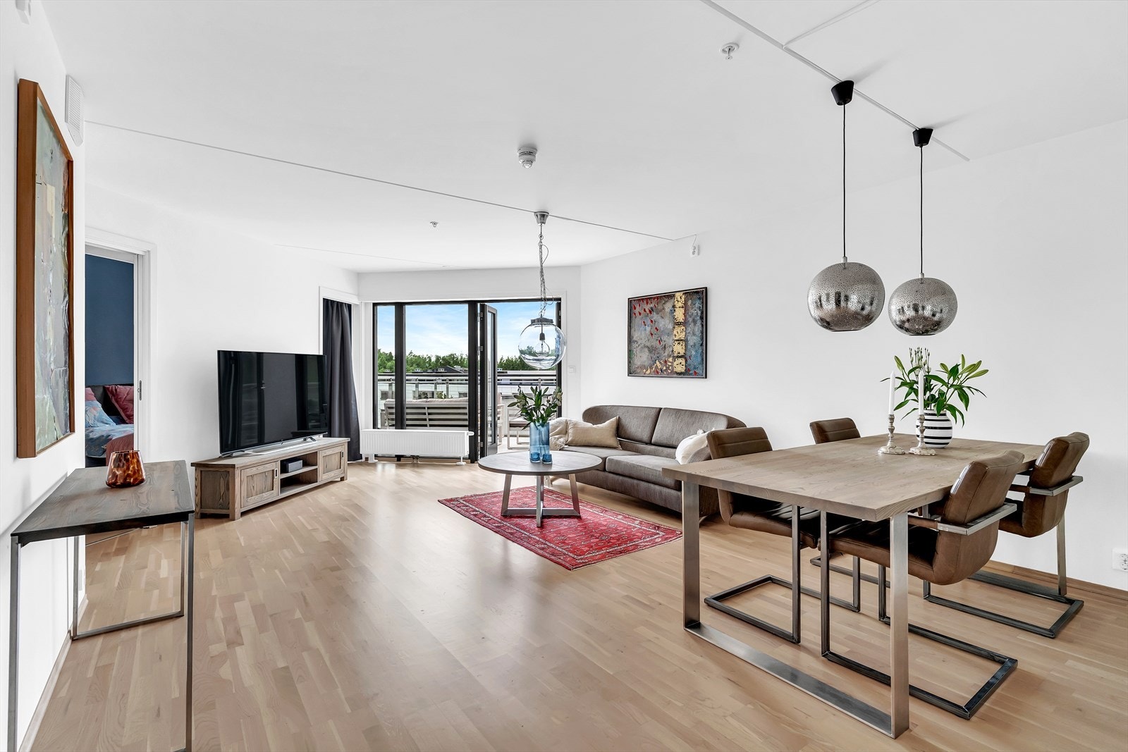 Det er vannbåren varme via radiatorer som byr på en behagelig temperatur. Galleribilde