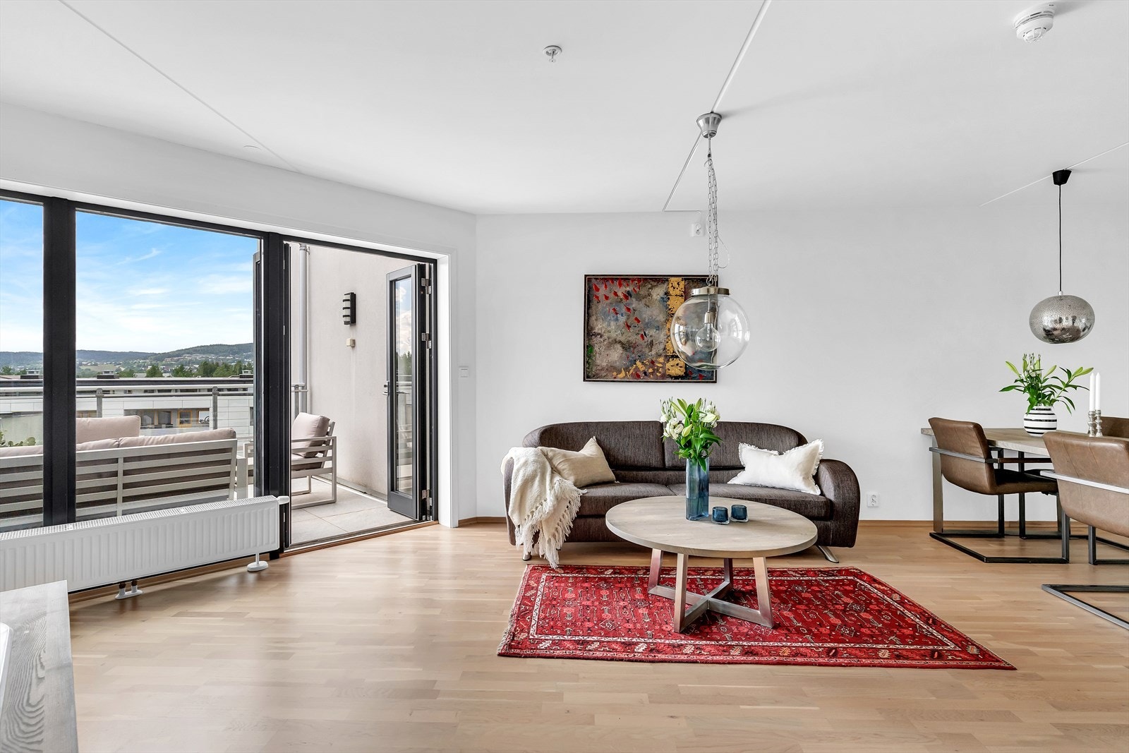 Leiligheten har lyse, malte flater og parkettgulv. De tidløse fargene gjør det enkelt å sette sitt eget preg på interiøret. Galleribilde