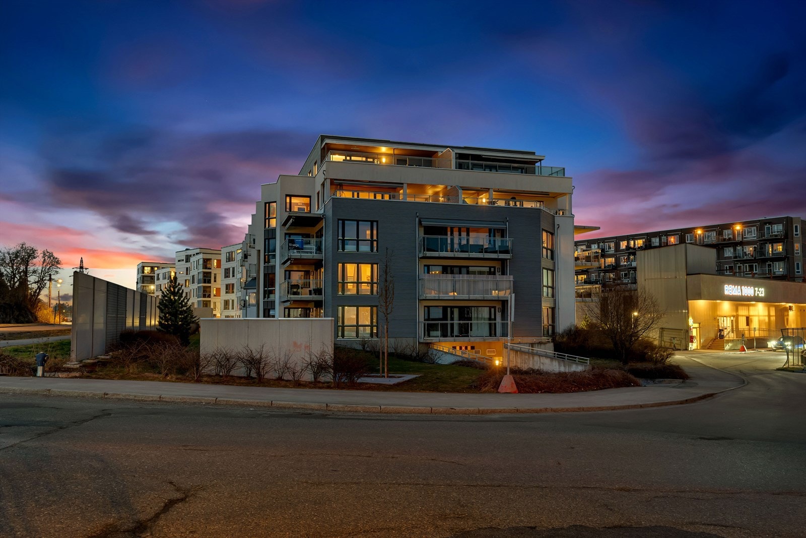 Her har du kort gåavstand til flere gode dagligvarerbutikker, blant annet Rema1000 og Meny. Galleribilde
