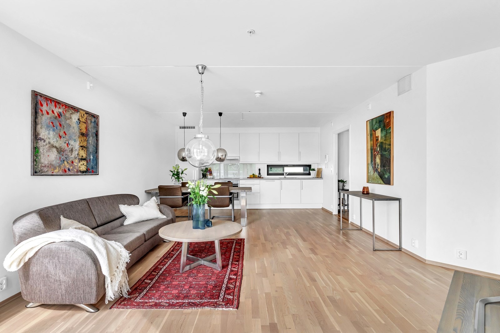 Det er en spennende utforming, med skråstilte vegger og naturlige soneinndelinger. Galleribilde