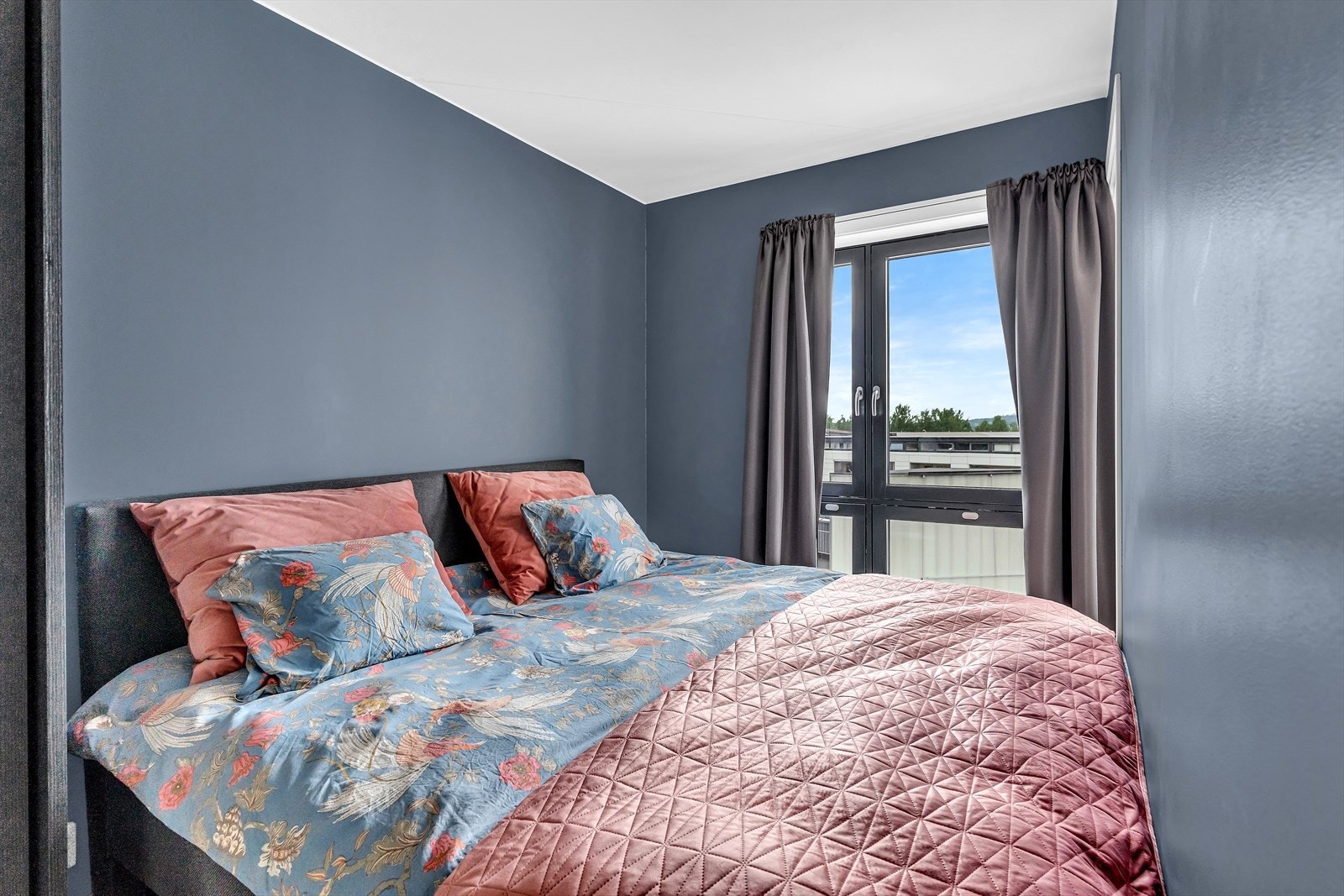 Soverom malt i lun blåtone. På soverommet er det skyvedører på hver side av sengen for enkel adkomst. Galleribilde