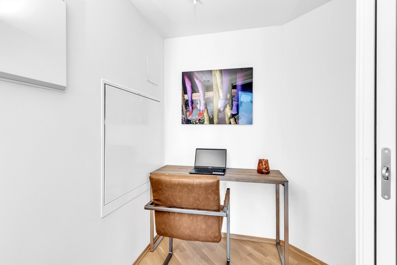 Rommet benyttes i dag som et hjemmekontor, men kan også benyttes som walk-in garderobe. Galleribilde