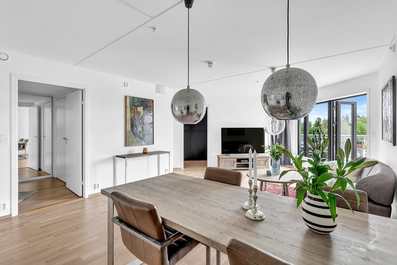 De store vindusflatene gir godt med lys og en luftig atmosfære i leiligheten. Galleribilde