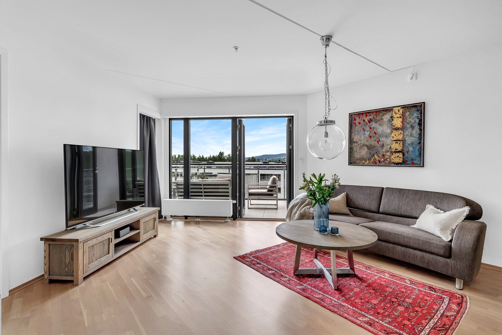 Det meste er inkludert i felleskostnader, og det er lave strømutgifter på forhåndsvis 7000,- nok per år inkl. el.billader. Galleribilde