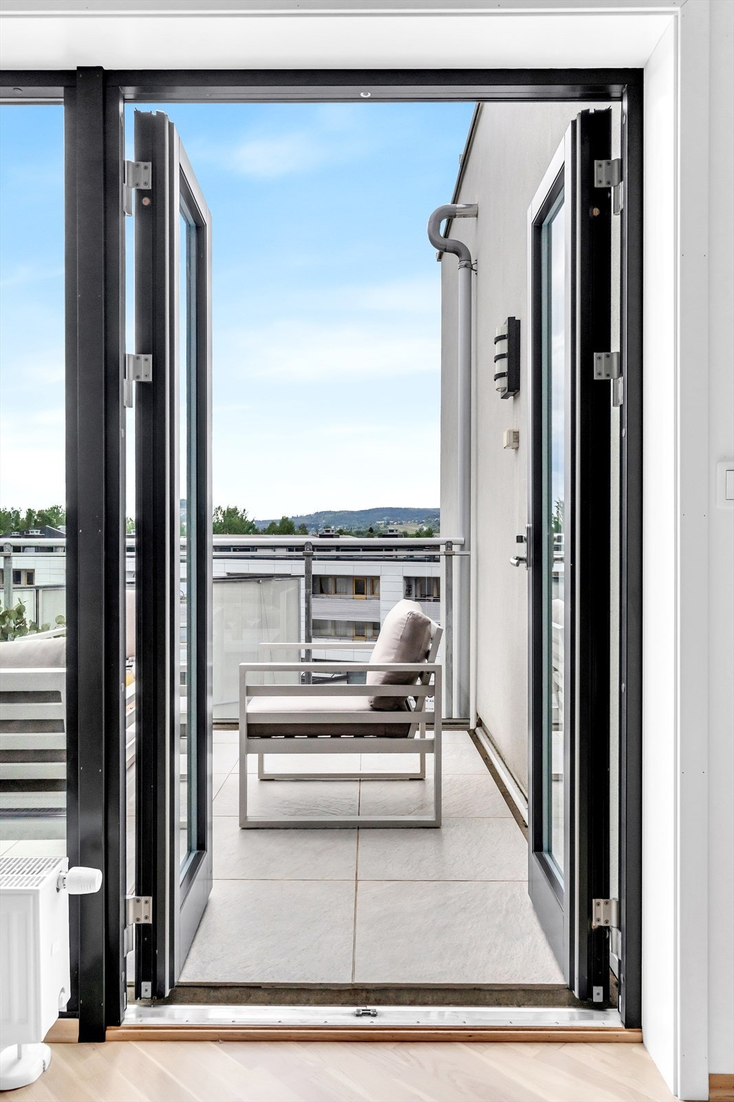 Fra stuen er det adkomst til balkong via tofløyet balkongdør. Galleribilde