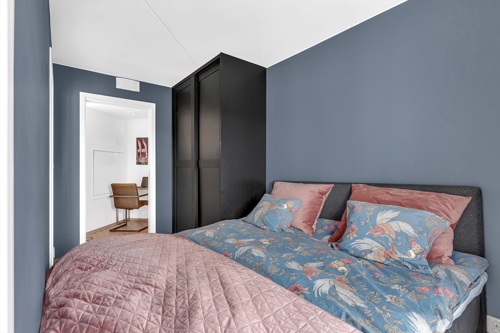 Takhøy skyvedørsgarderobe, samt videre inngang til bod/kontor/walk-in. Galleribilde