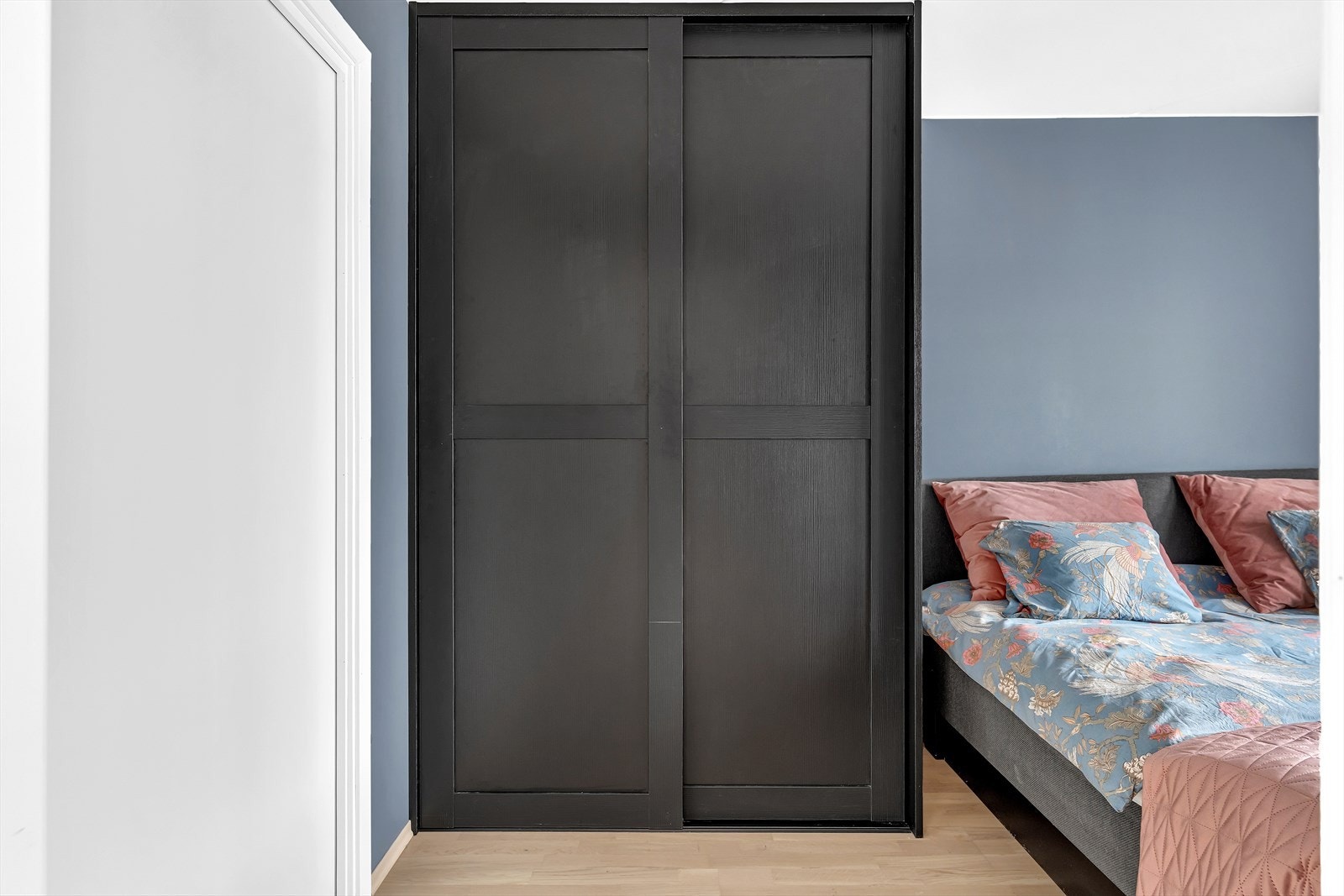 Det er godt med oppbevaringsplass i skyvedørsgarderoben. Galleribilde