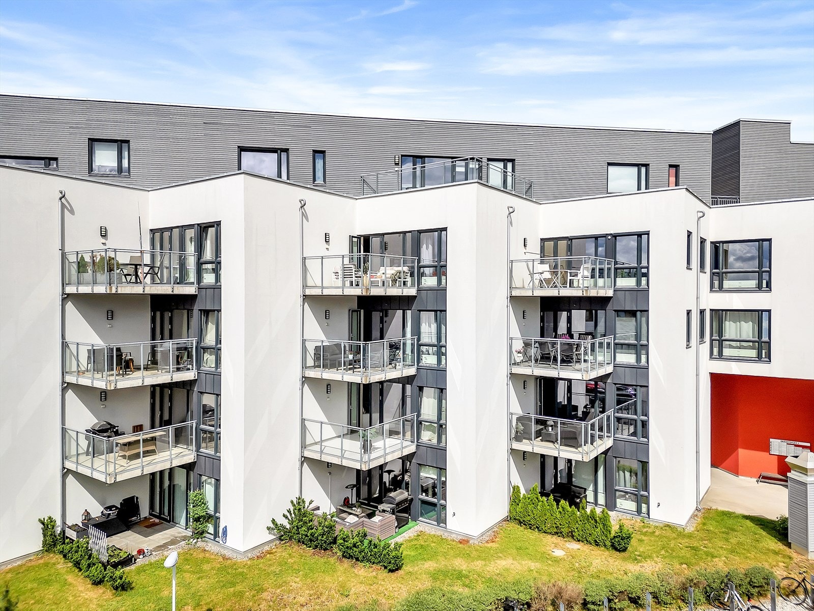 Bygget har en stilig fasade og stod ferdig i 2016. Galleribilde