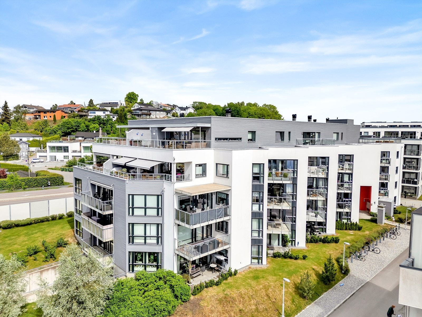 Åråssvingen 1 har en sentral, men tilbaketrukket beliggenhet. Galleribilde