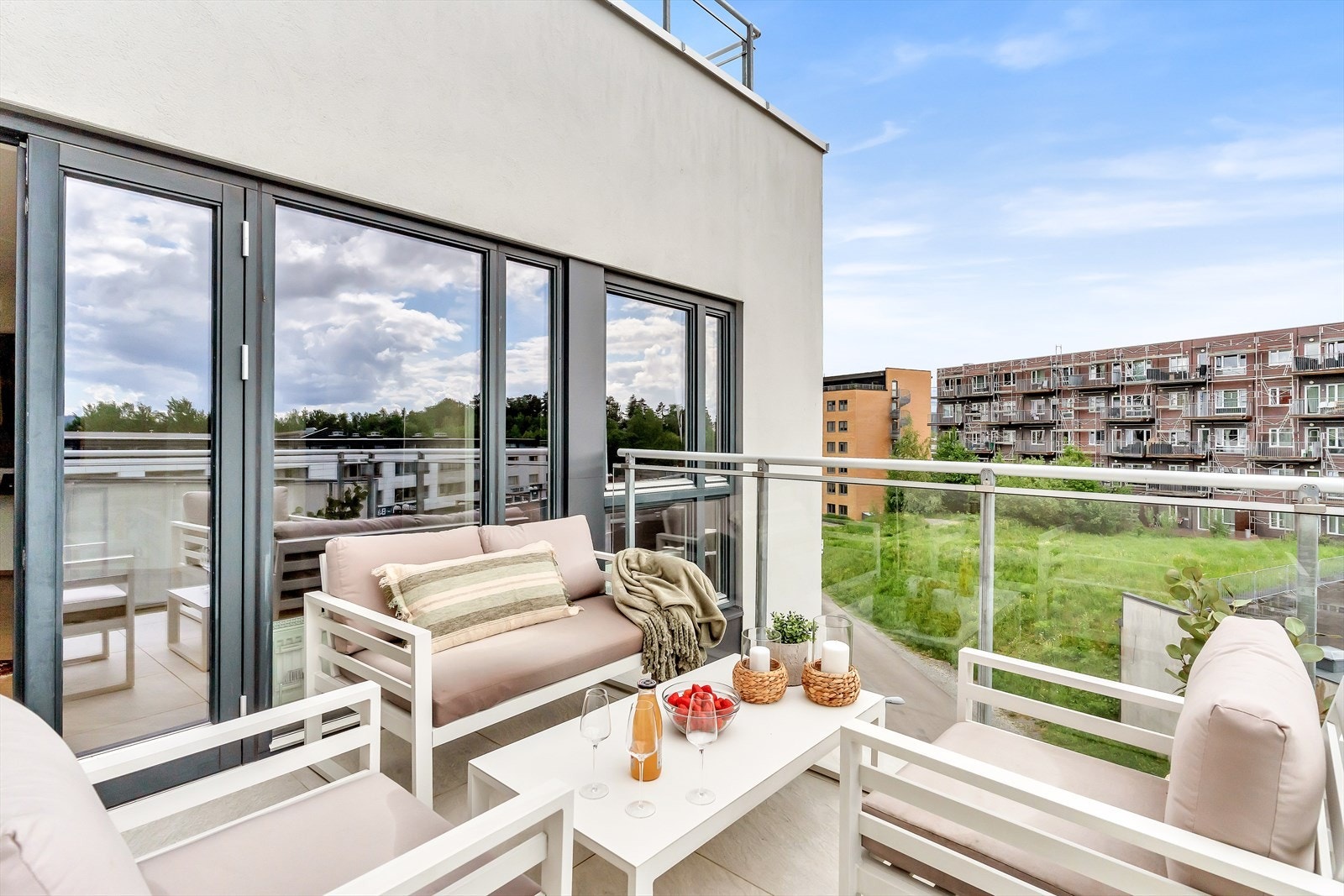 Her er det plass til både sittegruppe, grill og beplantning. Galleribilde