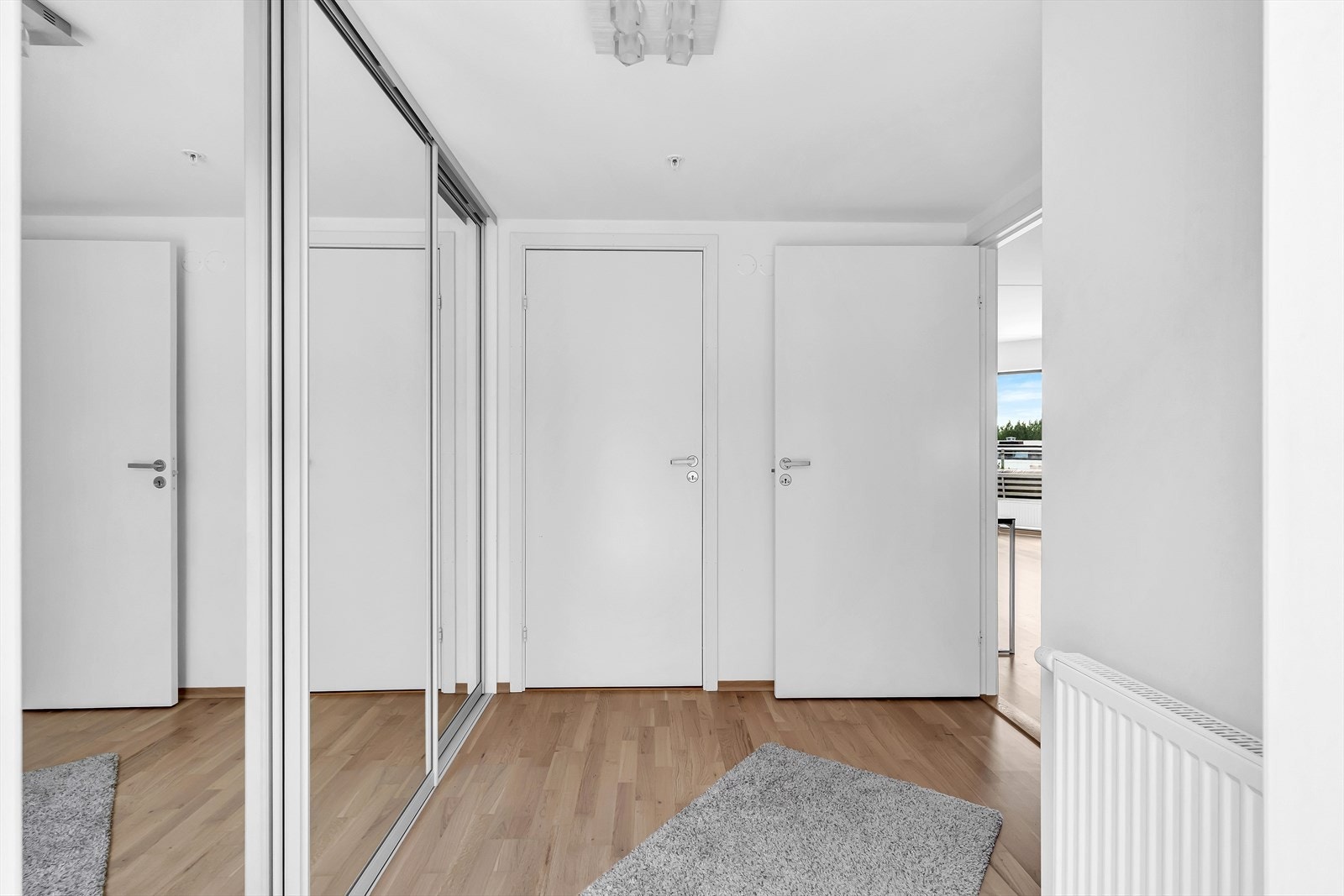 Her er det god plass til å henge fra seg yttertøyet! Galleribilde