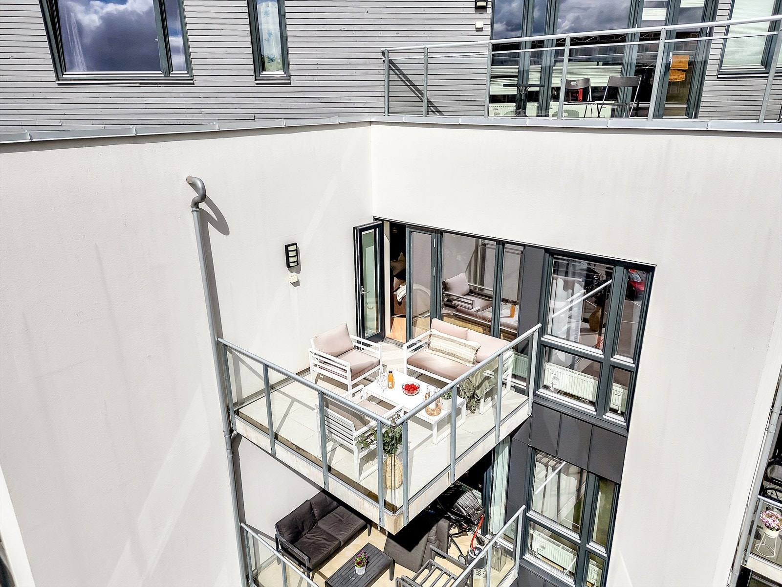 Usjenert balkong med hyggelig utsyn over nærområdet. Galleribilde