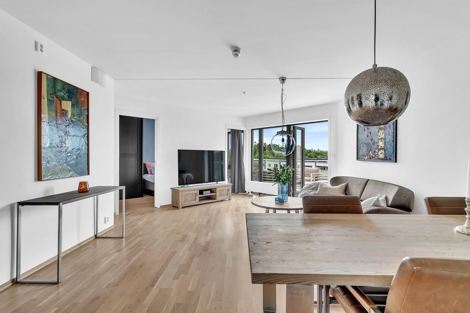 Utformingen på stuen gjør den enkel å innrede. Her er det godt med veggplass til oppbevaringsmøblement og pyntegjenstander. Galleribilde