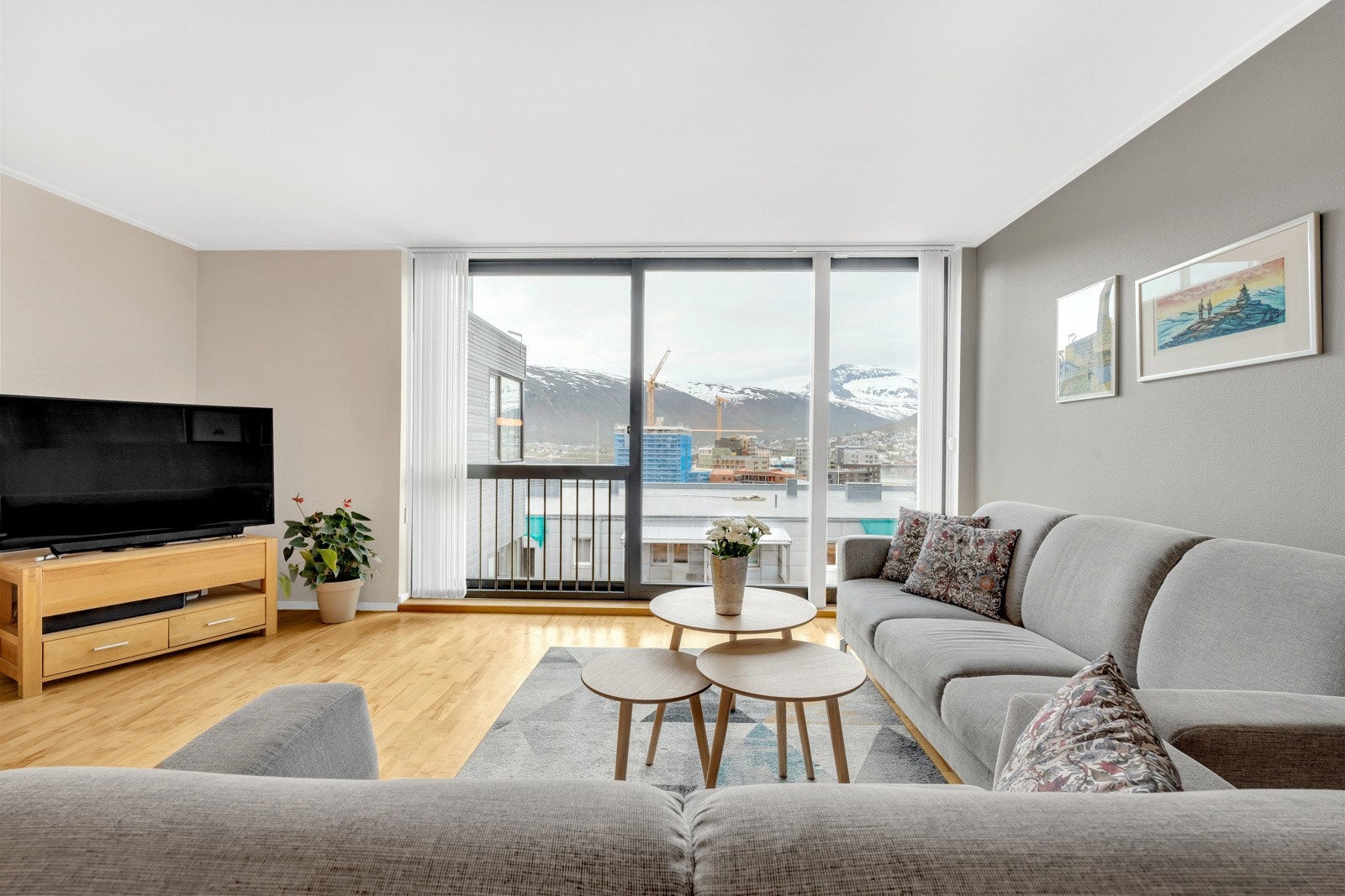 Store vindusflater som slipper inn rikelig med dagslys og gir en god romfølelse i stuen. Galleribilde