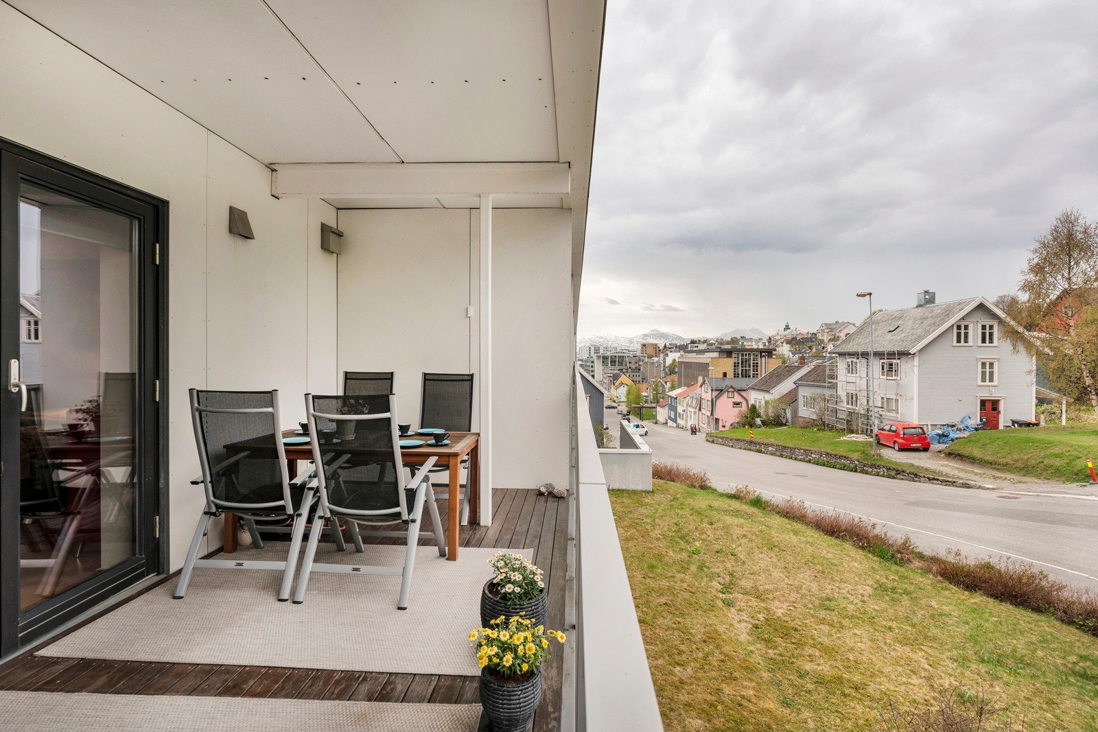 Flott privat balkong med plass til sittegruppe. Galleribilde