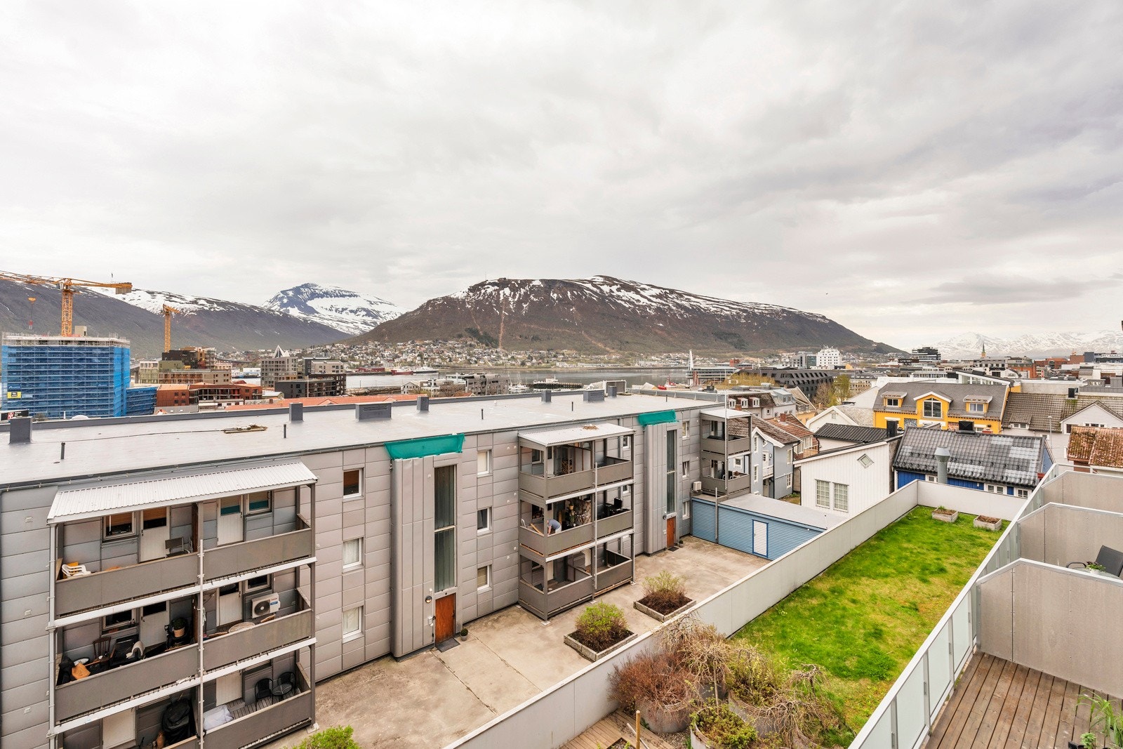 Fra stuen ser man over til fastlandet og Tromsøysundet. Galleribilde