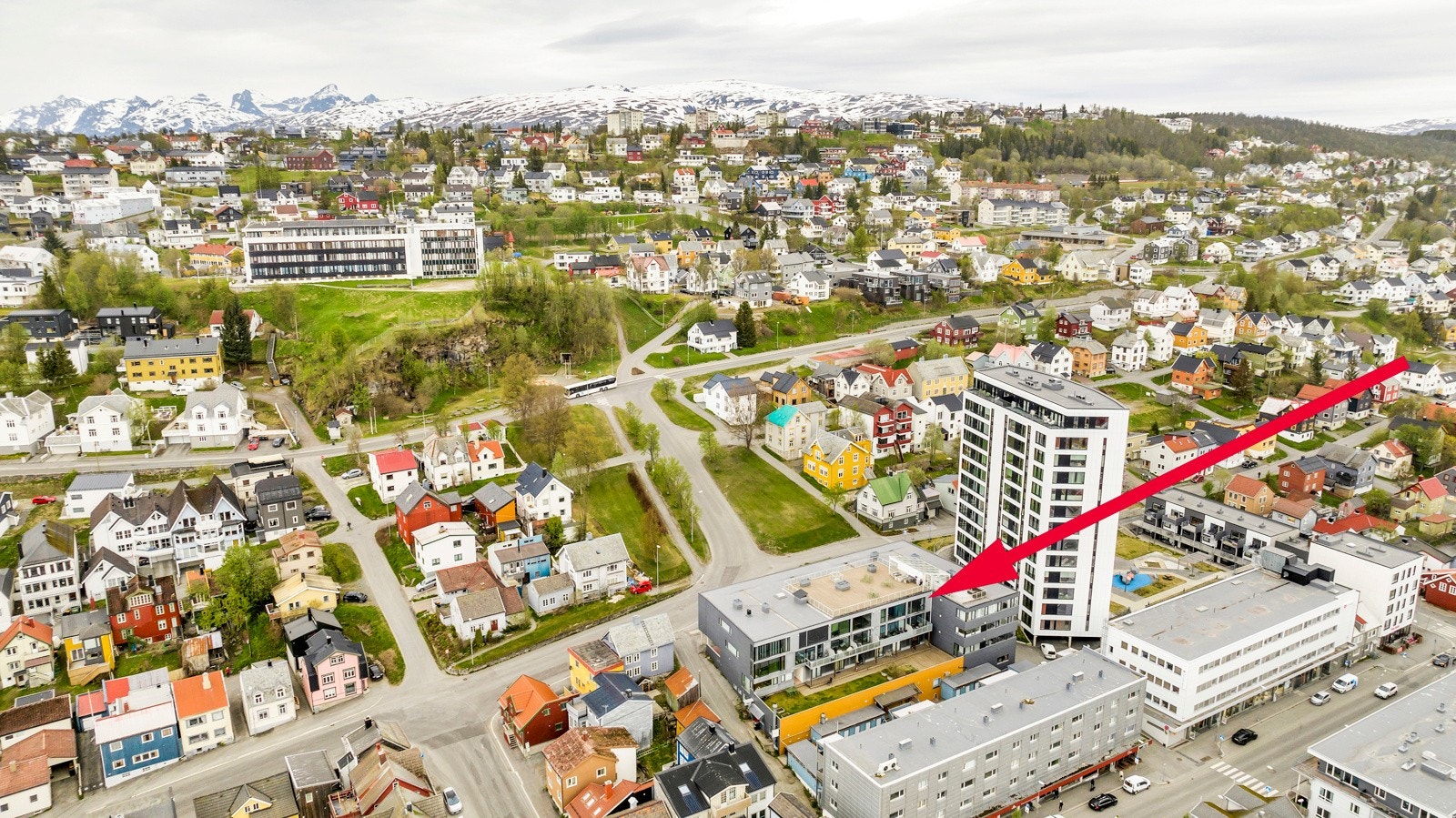 Leiligheten har parkeringsplass i felles garasjeanlegg. Galleribilde