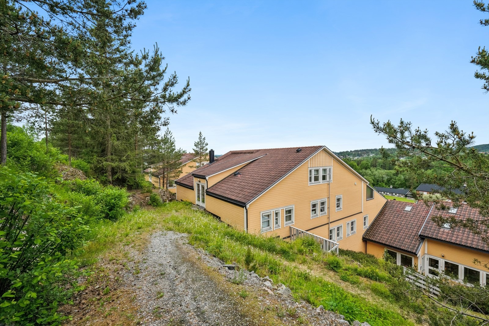 Boligen har en hyggelig beliggenhet med gangavstand til skoler, barnehager, kollektiv og flotte rekreasjonsmuligheter. Galleribilde