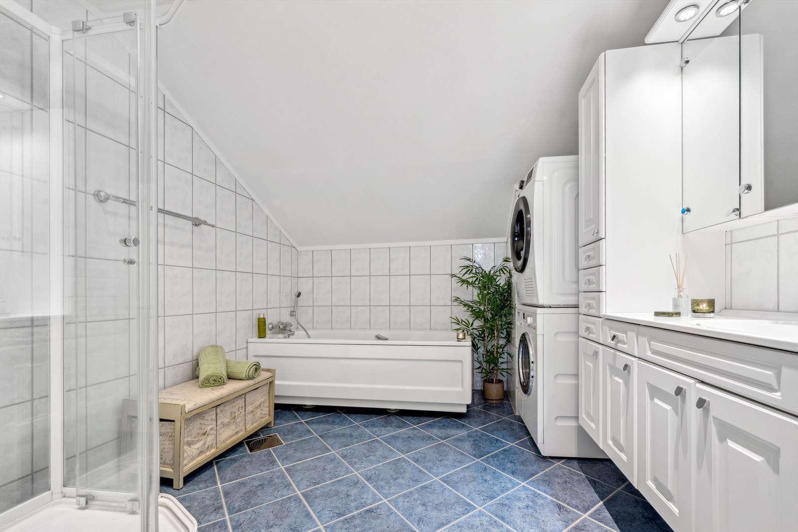 Badet har flislagte vegger og gulv, og himling med downlights. Galleribilde