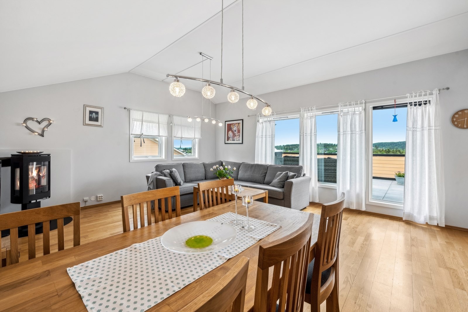 En herlig og luftig stue med høy takhøyde, gode lysforhold og utgang til stor terrasse med fantastisk utsikt. Galleribilde