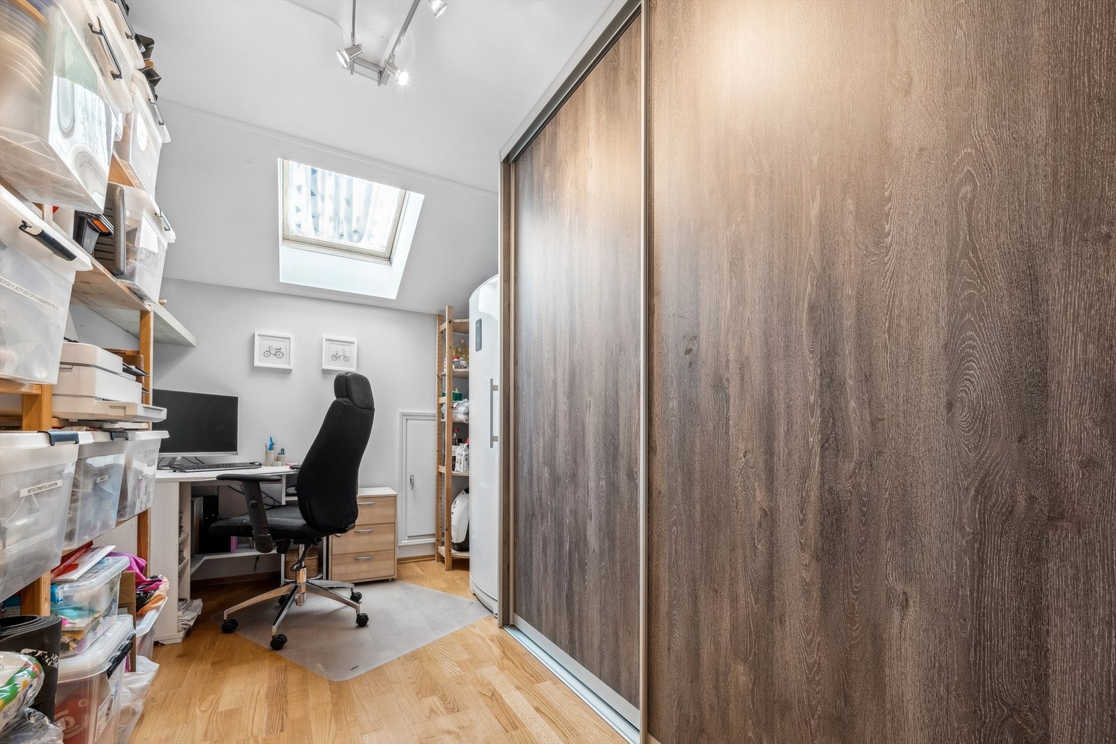 Boden har en praktisk skyvedørsgarderobe og er ideell for ekstra lagring. Galleribilde