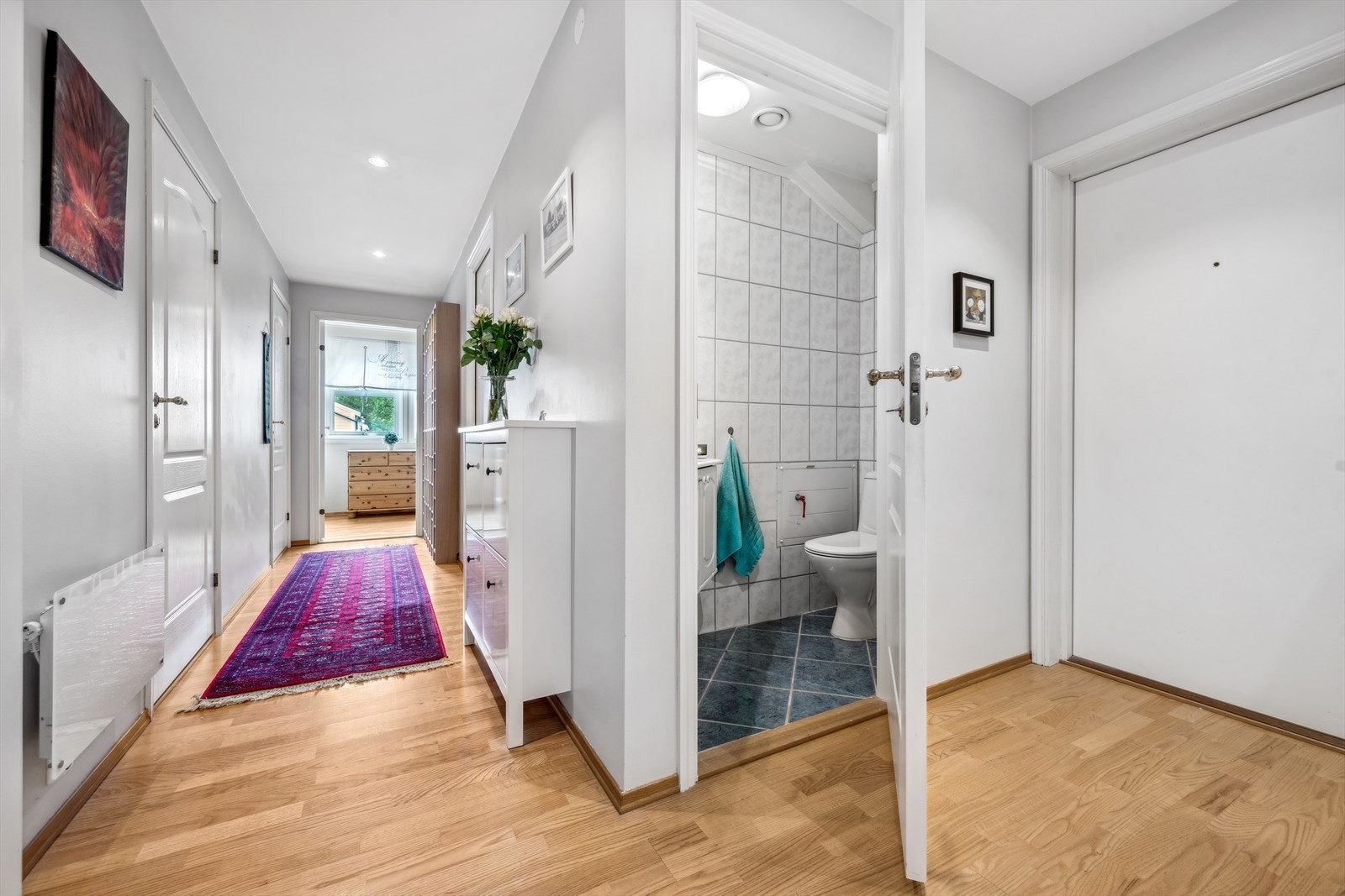 Leiligheten har adkomst via felles flott oppgang med heis opp til 6. etasje og trapp siste to etasjene opp. Adkomsten til denne leiligheten er via egen trapp, og føles privat. Galleribilde