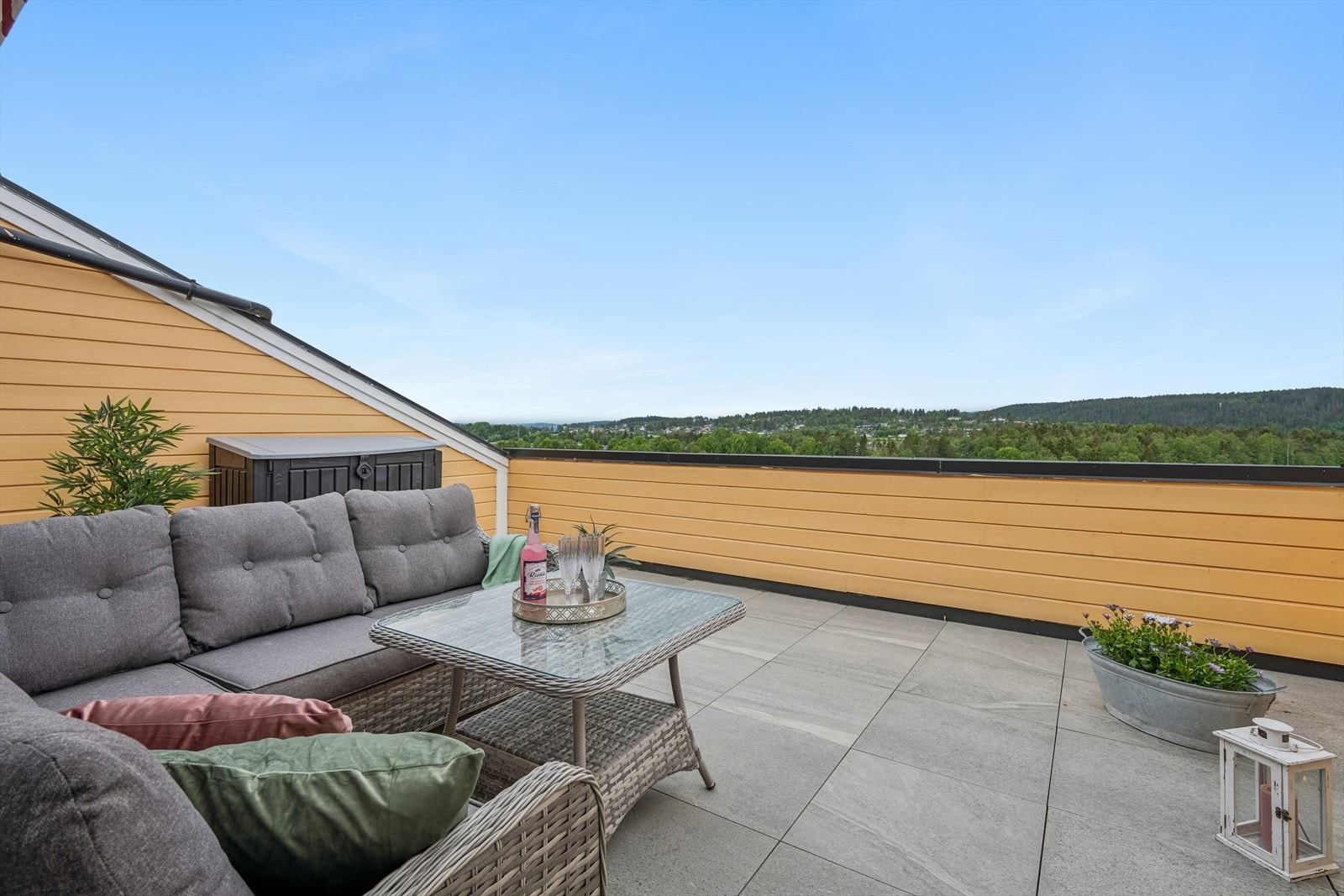 Nydelig terrasse på 25 kvm med god plass til utemøbler. Galleribilde