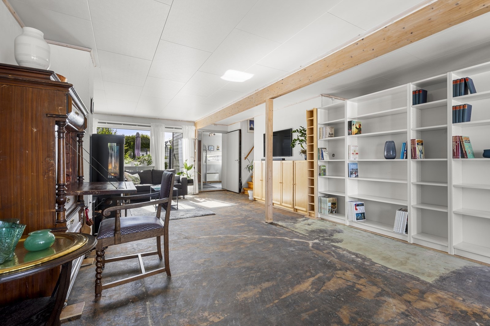 Stor, flott stue med god plass til diverse møblement. Galleribilde