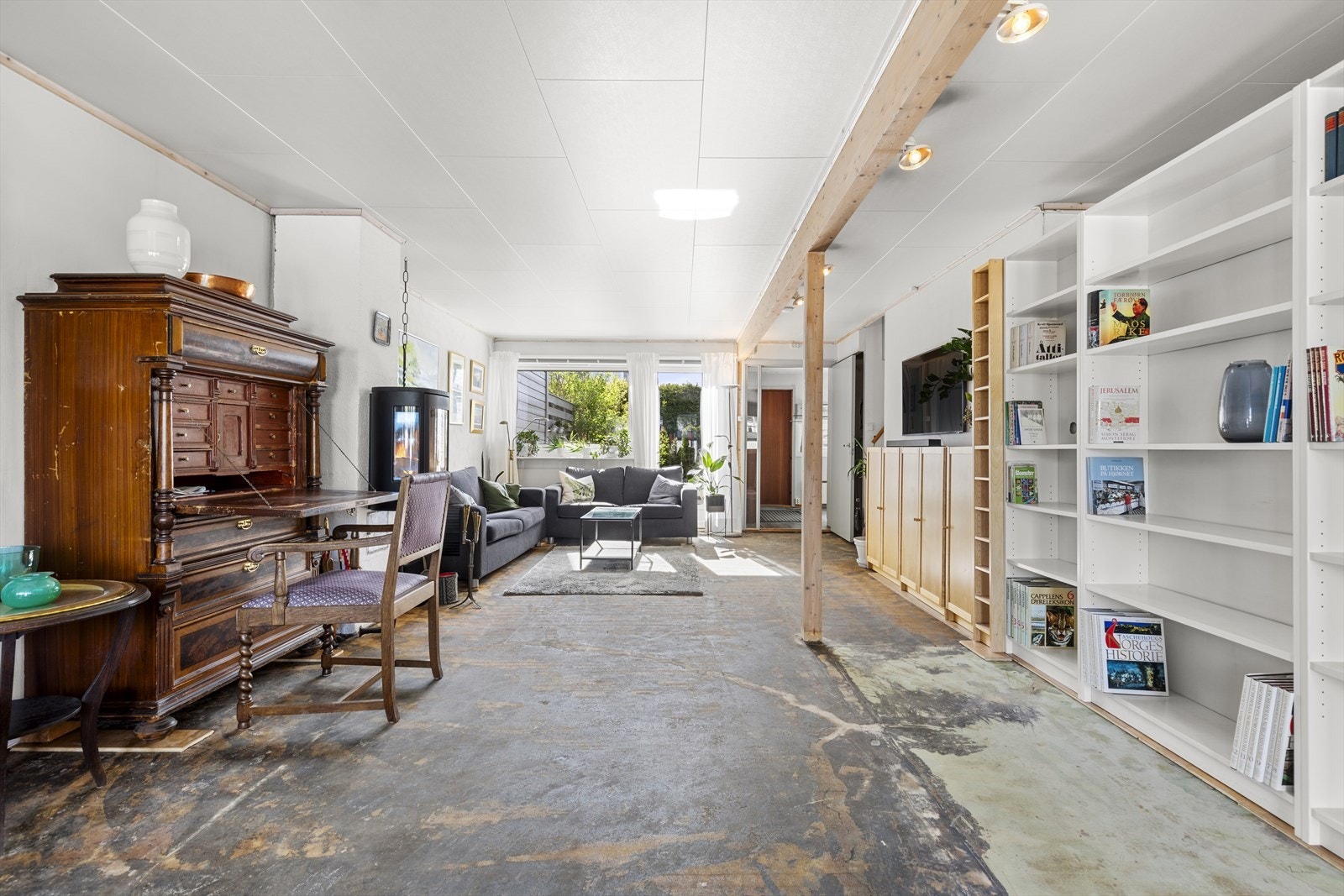 God plass og mange møbleringsmuligheter i stuen. Galleribilde