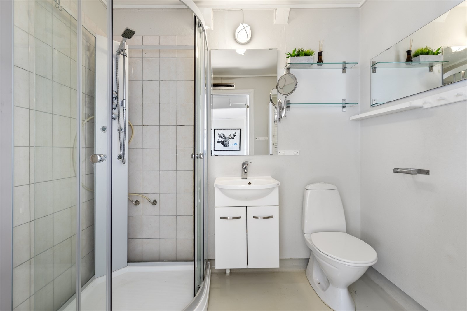 Badet har innredning med nedfelt servant, toalett og dusjkabinett. Galleribilde