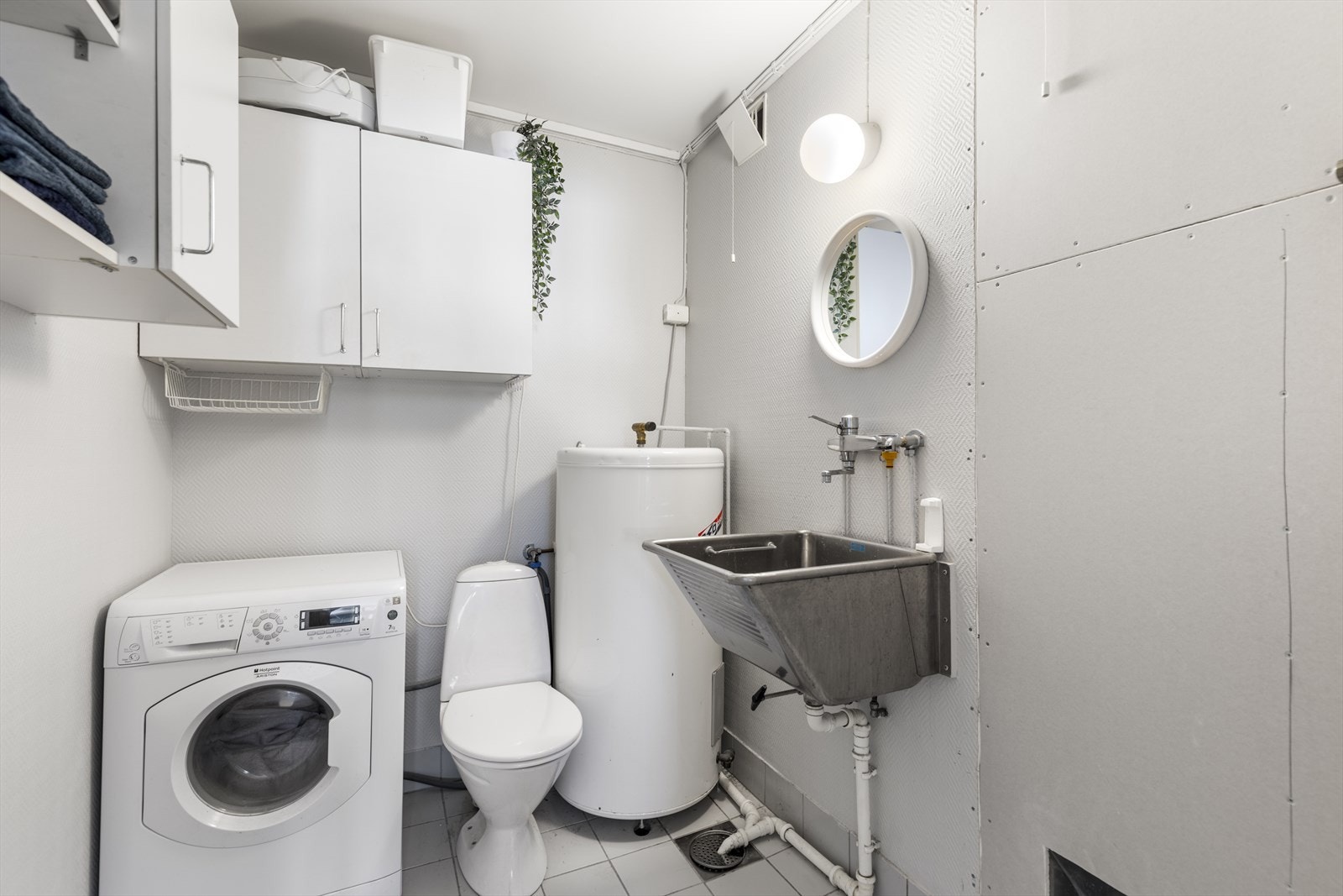 Det er p.t pågående utbedring av veggen til høyre der soilrør var i vaskerommet. Galleribilde