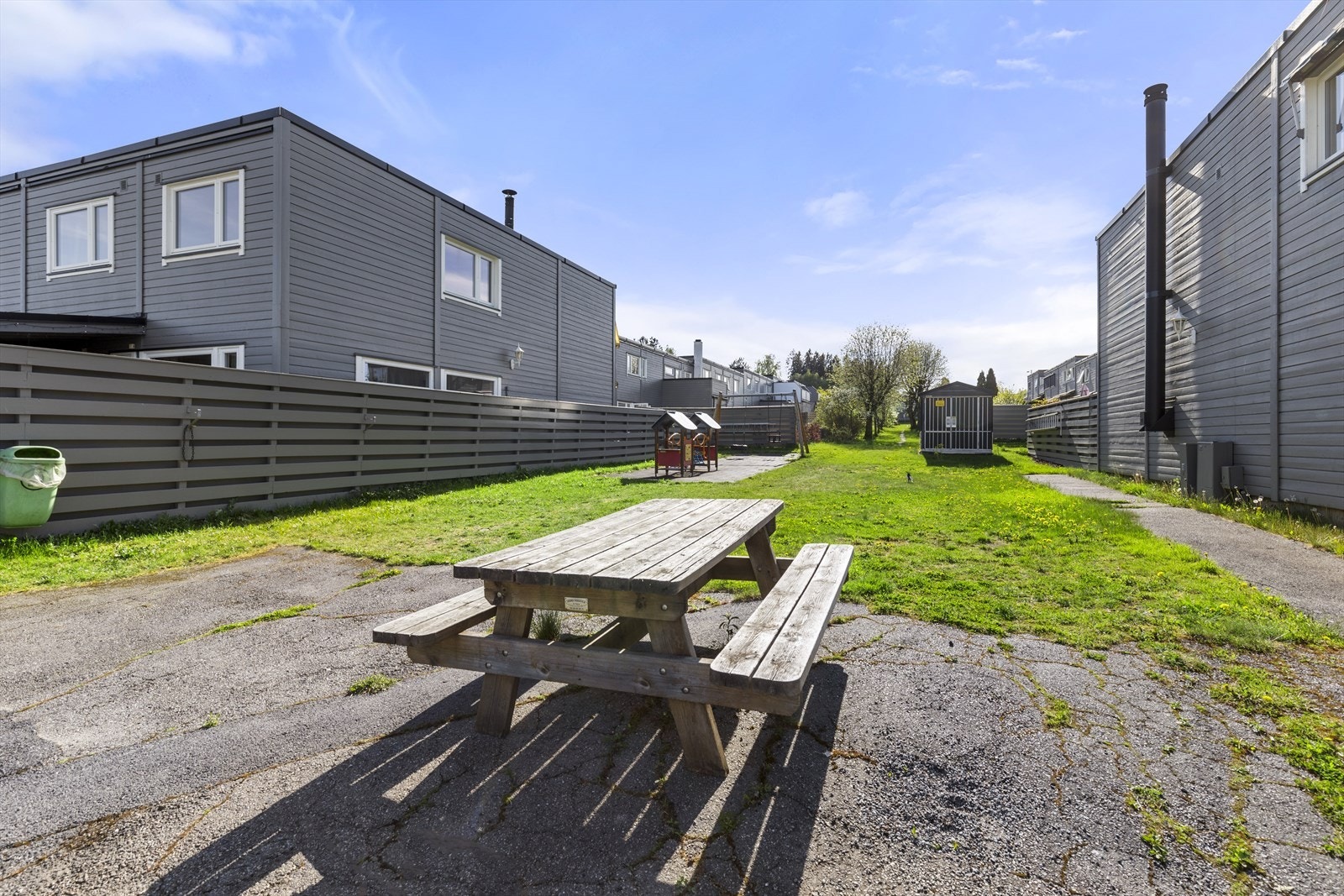 Lekeplass i umiddelbar nærhet. Galleribilde