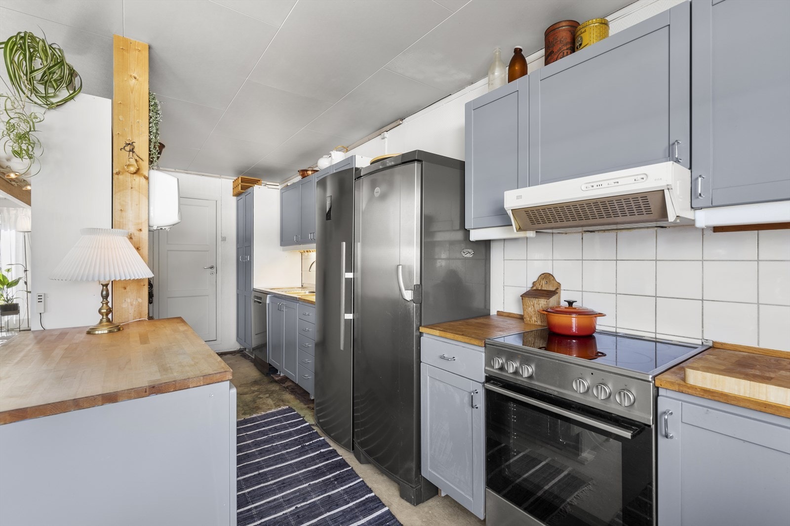 Det er kjøkkenventilator med kullfilter. Vaskerommet har inngang fra kjøkken. Galleribilde