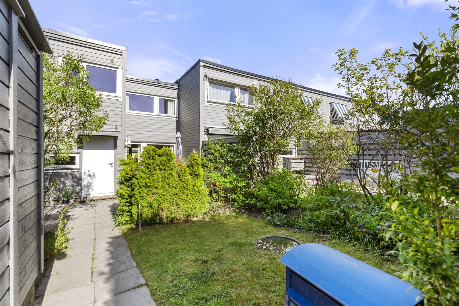 Flott, innbydende uteplass foran boligen. Galleribilde