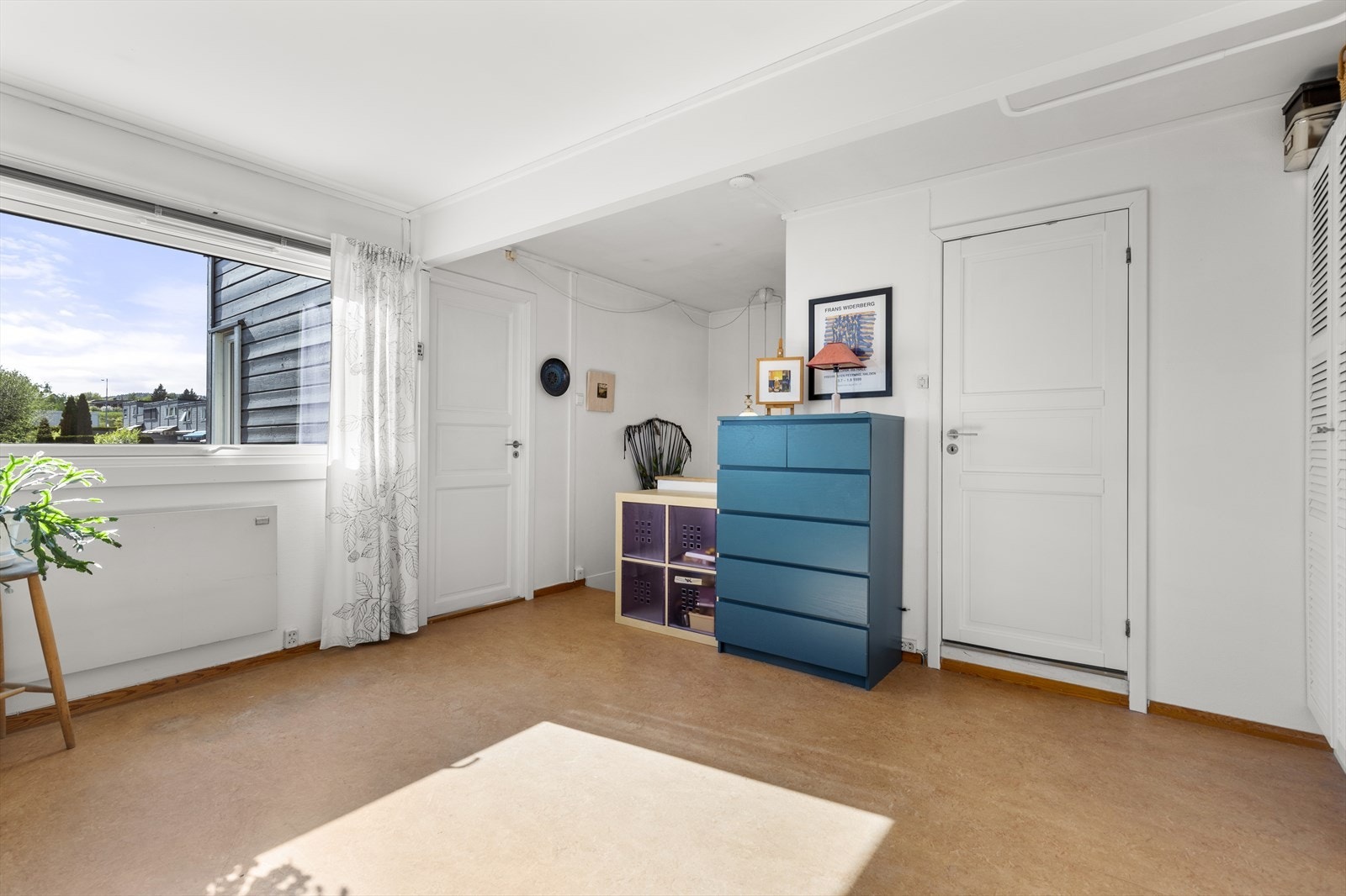 2. etasje byr på stue, to soverom og bad. Galleribilde