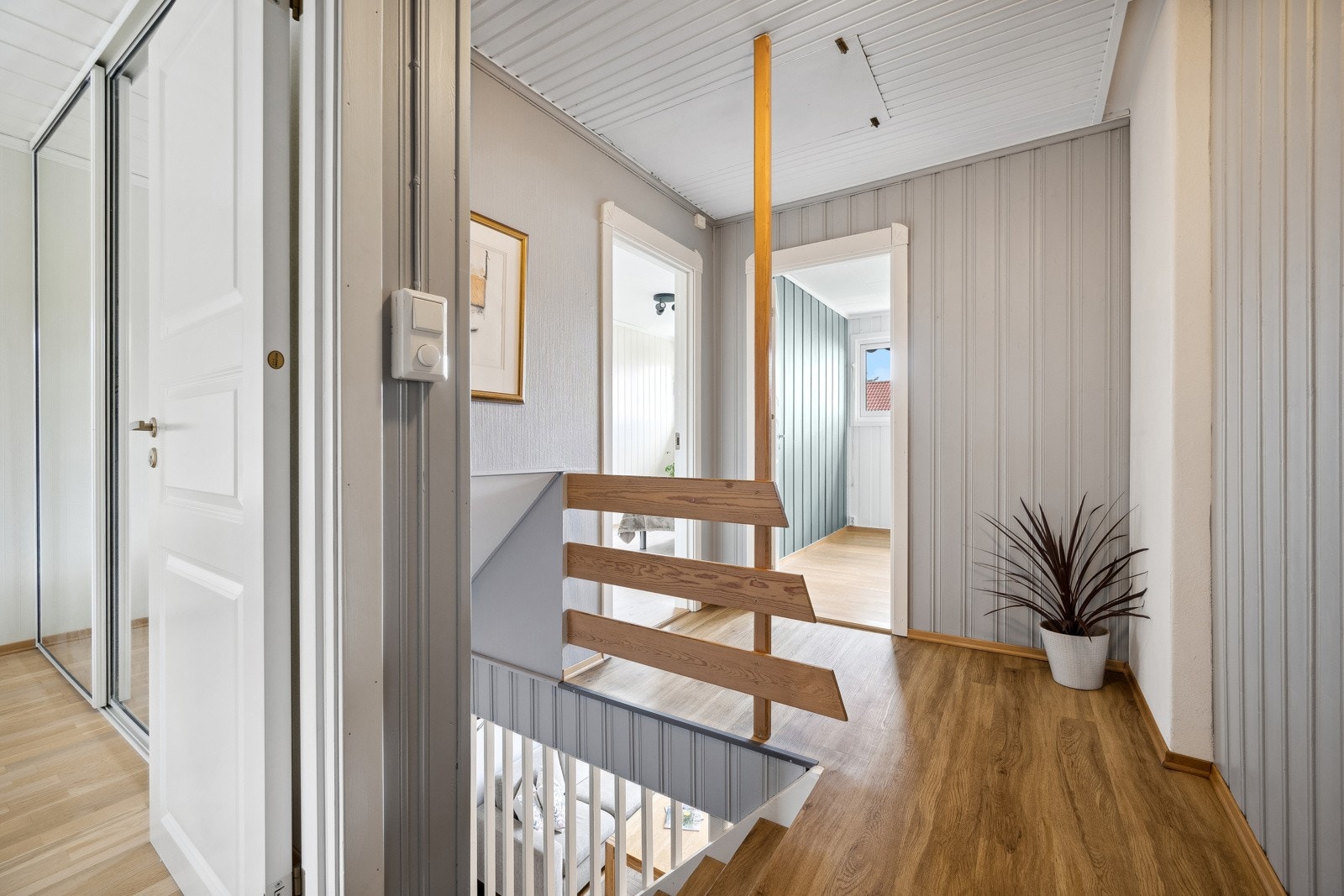 Trappegang i 2. etasje. Tilgang til loft for lagring via loftsluke. Galleribilde