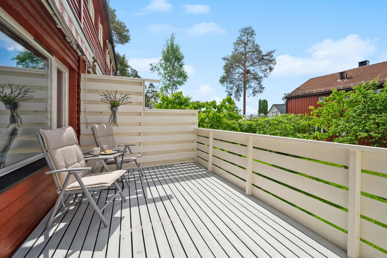 Flott terrasse på 12 kvm med markise for solskjerming. Terrassen vender mot vest. Galleribilde